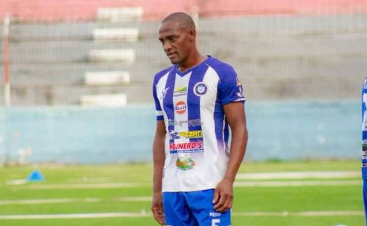 Tras la eliminación del Victoria, el experimentado defensor hondureño “Calolo” Palacios se retira del fútbol profesional a sus 40 años de edad. El zaguero militó en diversos clubes de la Liga Nacional como el Marathón, Real España, Vida, Juticalpa, Real Sociedad. 