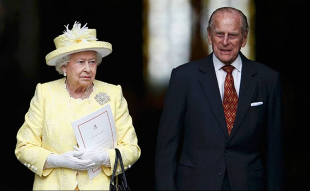 La reina Isabel y su marido, el Duque de Edimburgo, a su llegada al serrvicio.