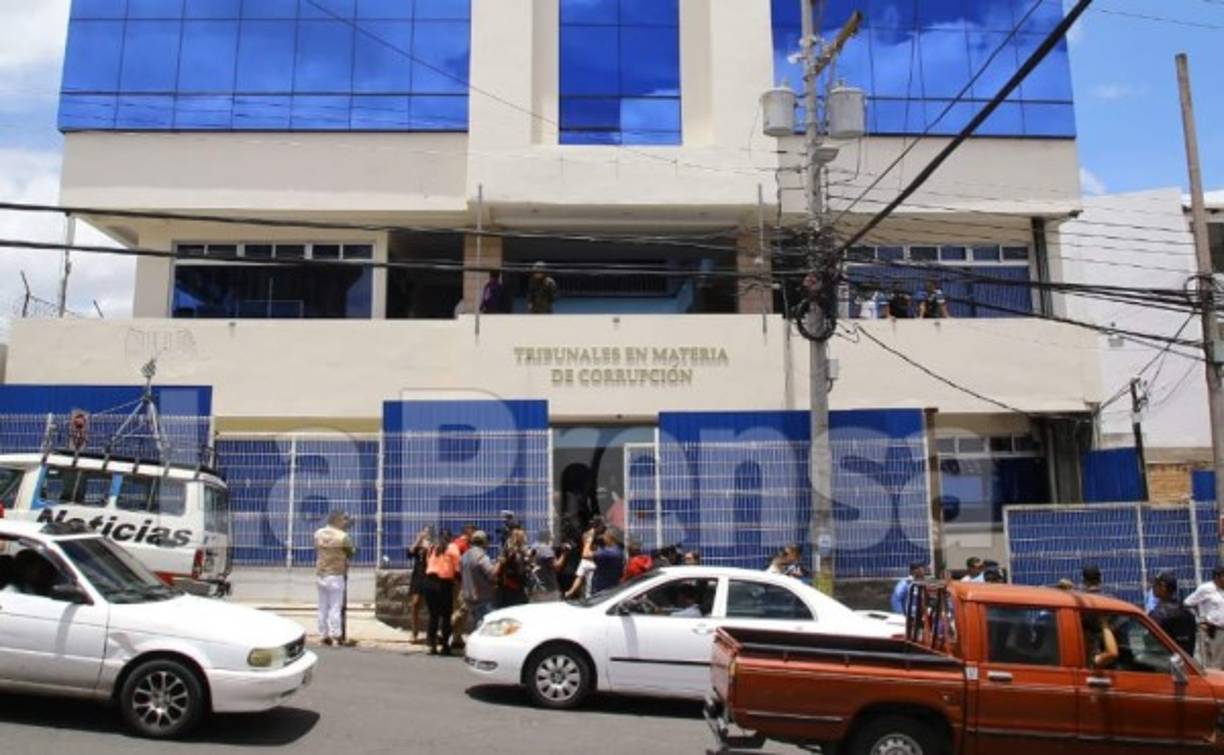 <br/>El Ministerio Público acusó a los exmiembros del extinto órgano por más de 600 delitos de corrupción al supuestamente desviar 13.5 millones de lempiras del presupuesto del Poder Judicial en su gestión. Desde el 14 de abril se defendían en libertad, cuando en la audiencia inicial la jueza les dictó medidas sustitutivas contrarias a la prisión; sin embargo, hoy miércoles fueron enviados al I Batallón de Infantería.