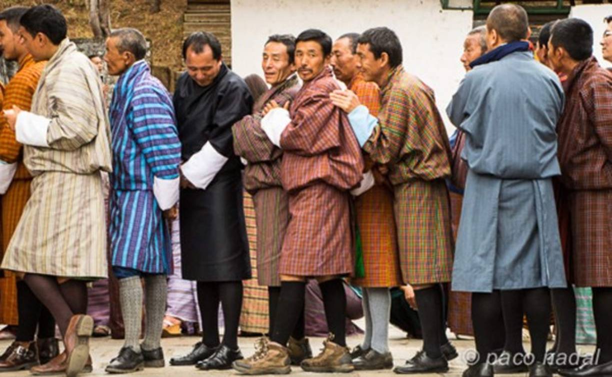 BHUTÁN. En este país los hombres abundan a un 64% y poseen un cierto atractivo y son personas muy alegres y nobles, ehh si no tienen pantalones, así se visten los hombres allá.