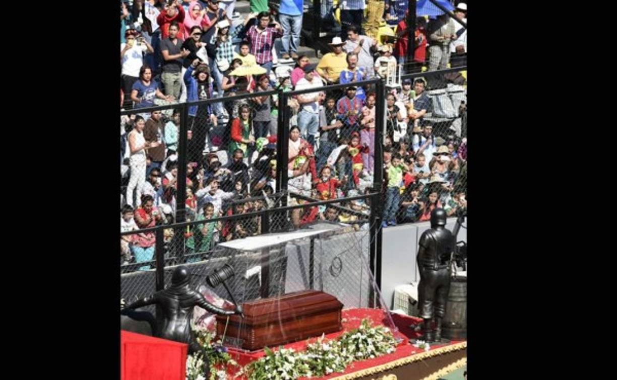 Dos grandes retratos de Chespirito, una cruz y arreglos florales, son los adornos que decoran al entarimado donde se celebrará una misa de cuerpo presente.<br/>