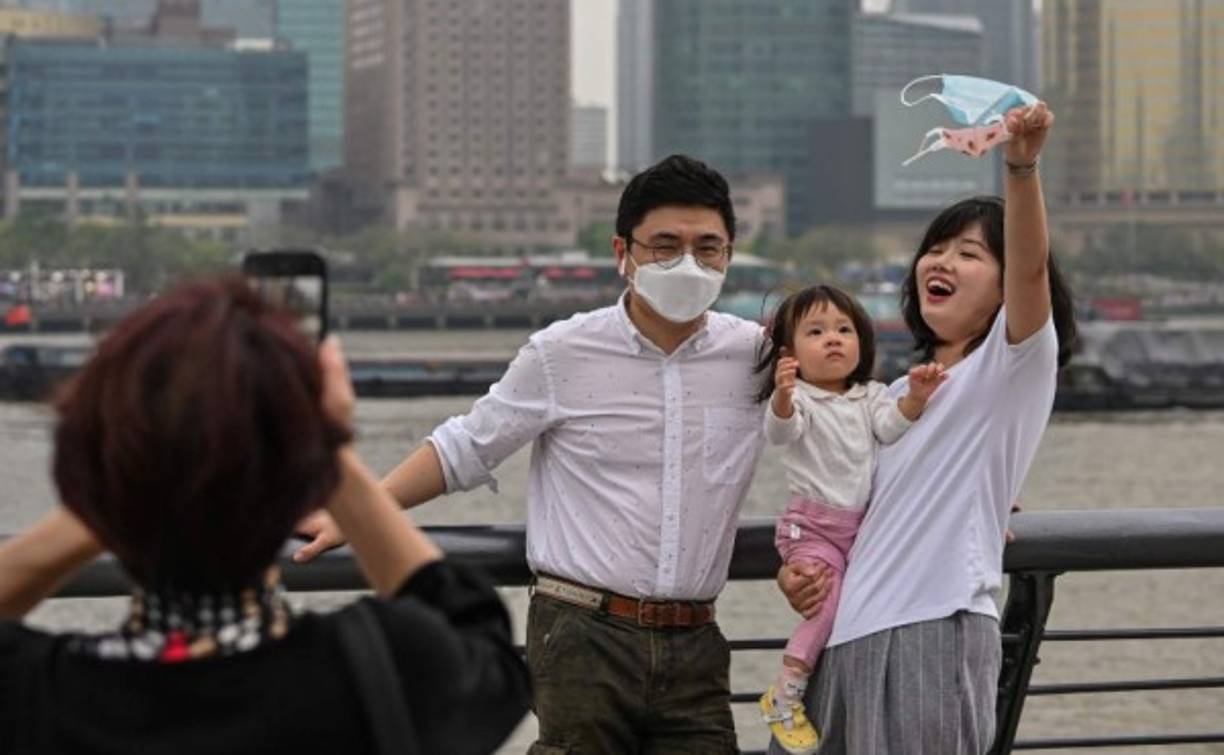 Esta mejora hizo que la ciudad de Pekín suspendiera la obligación impuesta a los viajeros provenientes de zonas de riesgo de pasar una cuarentena de 14 días.<br/><br/>Pero en todo el país, la gente debe seguir llevando mascarilla, mostrar en sus teléfonos el 'código de salud', que atesta que no contagian el virus, o tomarse la temperatura en la entrada de parques, supermercados y edificios.