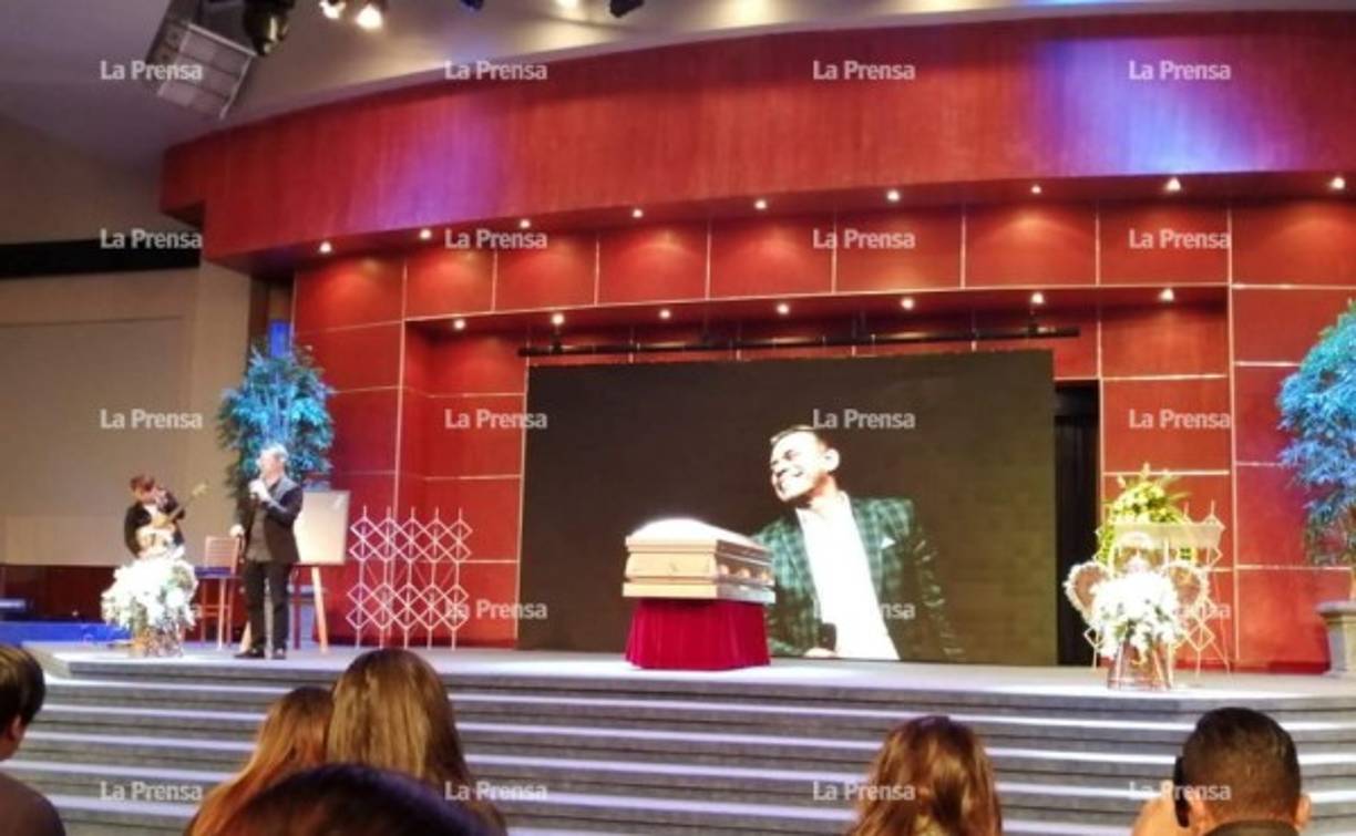 Varios pastores están dirigiendo el programa previo al concierto que se desarrollará esta noche en Casa de Dios.