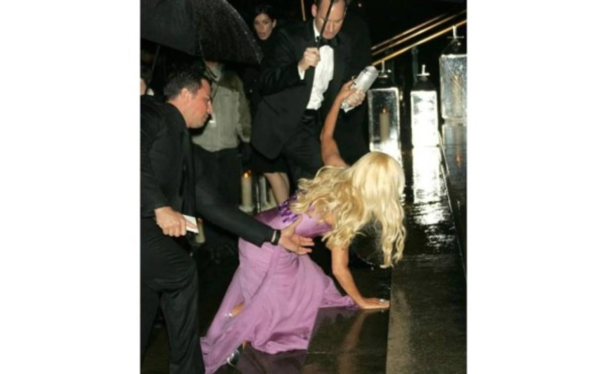 Ni todo el glamour italiano pudo salvar a Donatella Versace. La pobre diseñadora cayó y fue el hazmerreír de todos.