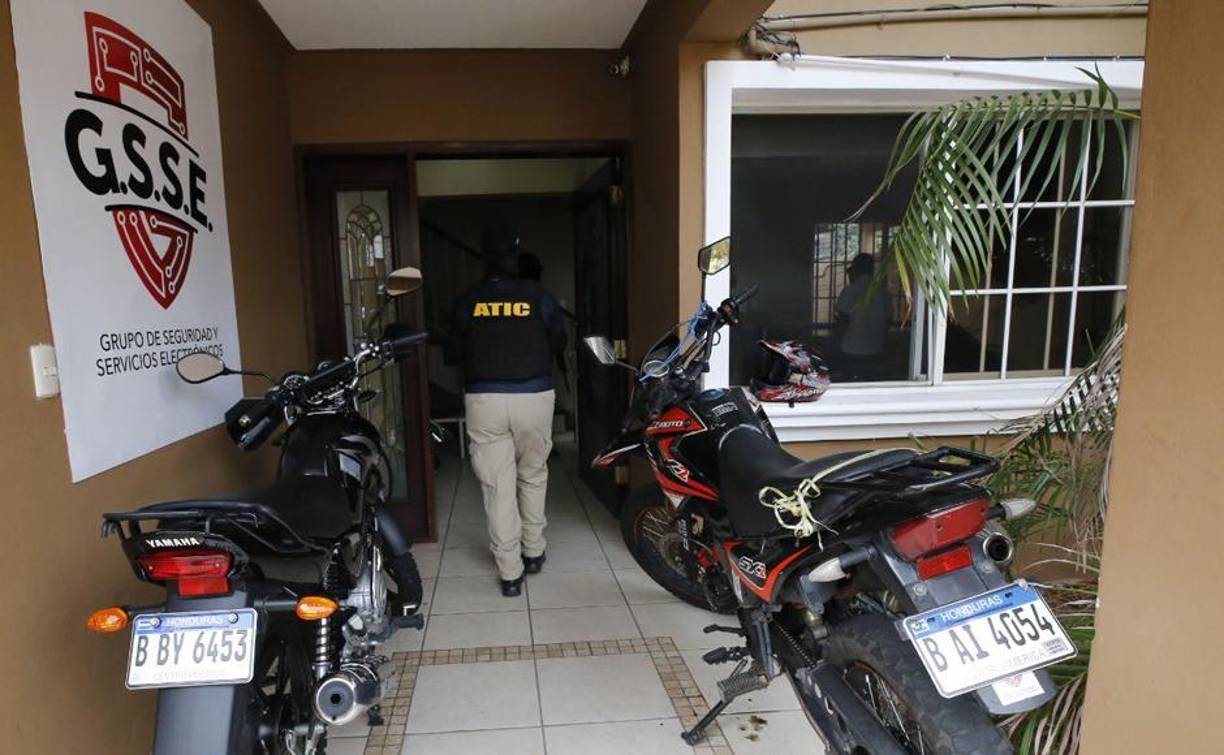 Asimismo, “se desconoce el origen de más de 4.5 millones de lempiras (184,900 dólares) en depósitos en efectivo que Zavala hizo a las empresas Grupo de Seguridad y Servicios Electrónicos S. de R.L, Eagle Visión S.A de C.V y AlphaDesing Studio S. de R.L.”.