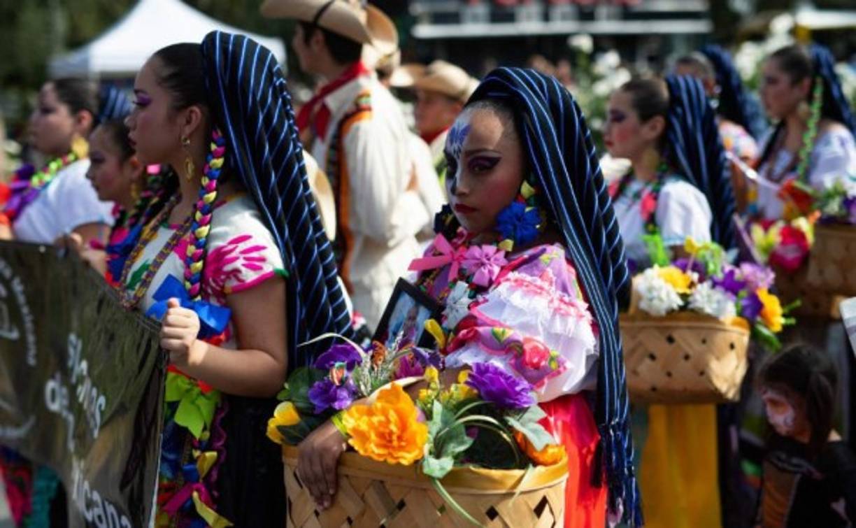 En México 'celebramos este día que nos permite recordar a nuestros muertos de forma alegre. Al final la muerte es lo único seguro que tenemos, pero eso no significa que aplaudamos las miles de muertes violentas que hay en este país todos los meses', atajó Raúl Trejo, un estudiante de medicina vestido de campesino con traje blanco de manta, guaraches de piel, con el rostro negro y el cráneo delineado con gis blanco.