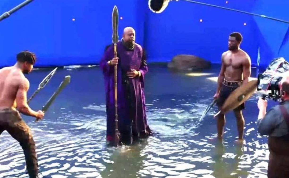 Forest Whitaker, observa a Michael B. Jordan y Chadwick Boseman en una escena de 'Black Panther'.
