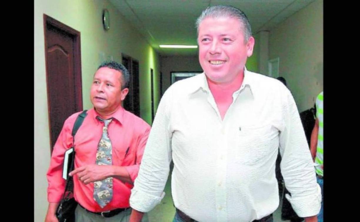 Sin embargo, fue absuelto por los últimos dos delitos (tráfico de armas y drogas) y su proceso judicial continúa en pie por no poder justificar un patrimonio de más de 300 millones de lempiras. 