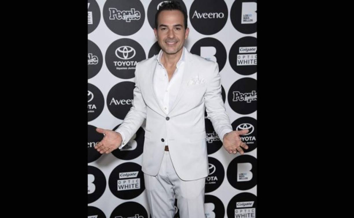 CARLOS CALDERÓN. El presentador conjuntó un traje blanco de Hugo Boss con unos zapatos marrones.