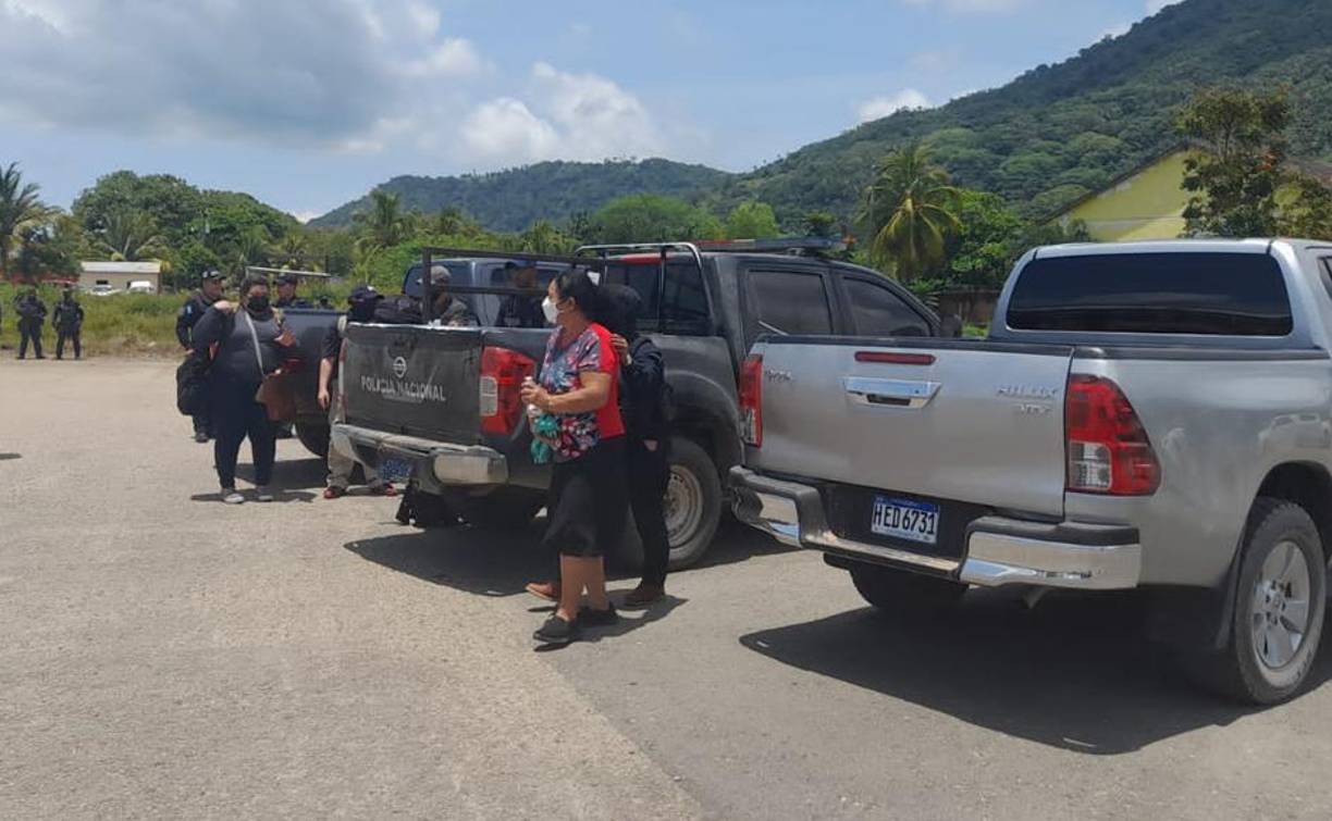 “En un intenso enfrentamiento entre la Policía de Honduras y narcotraficantes en las montañas de Colón (noreste, caribe), se detuvo a Herlinda Bobadilla y a tres personas más; Tito Montes falleció. Esta administración esta totalmente comprometida en lucha frontal contra el narcotrafico”, dijo el director general de la Policía, Gustavo Sánchez.