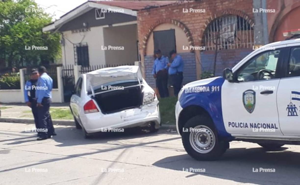 La persona afectada atrapó a uno de los cómplices del robo; le chocó el carro en el que huían y lo capturó.