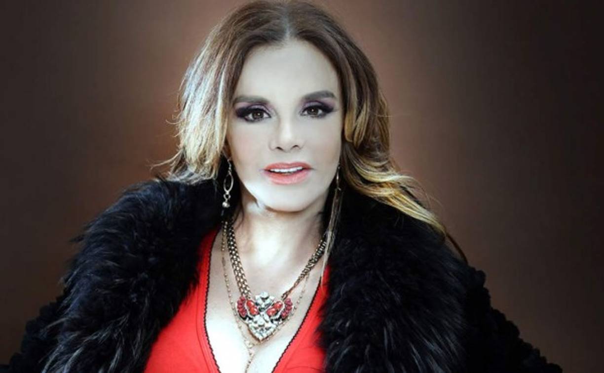 La actriz y cantante mexicana se ha caracterizado por lucir siempre impecable en sus presentaciones, pero esta vez fue víctima de las redes sociales, cuando alguien publicó una foto de ella sin una gota de maquillaje.<br/><br/>La diferencia dejó a sus seguidores perplejos.