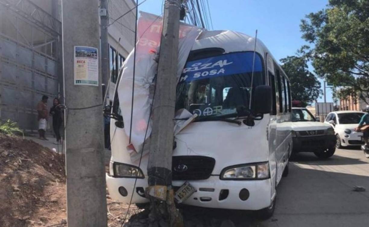 El 27 de enero, dos personas heridas dejó el choque de un bus de la ruta urbana a la altura de la colonia 21 de Octubre de Tegucigalpa, zona central de Honduras. <br/><br/>La unidad de la ruta Carrizal impactó contra un poste de energía eléctrica luego de que el conductor perdiera el control.