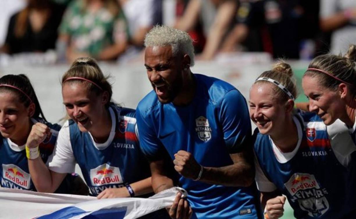 Ante lo complicado que supone un posible regreso a Barcelona, Neymar lleva semanas con la maquinaria en marcha para conseguir una solución aunque sea en otro destino.