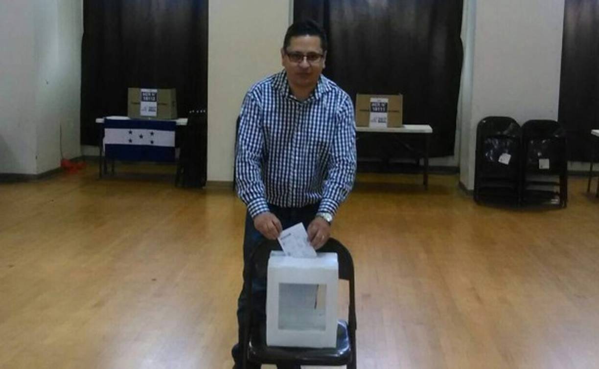 El cónsul de Honduras en Los Angeles, Pablo Ordoñez, ejerciendo el sufragio.