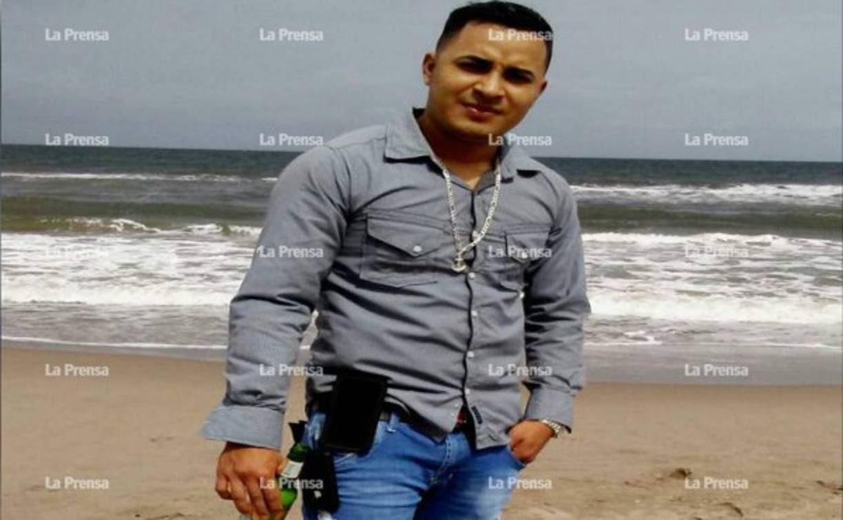 Estaba departiendo con unos amigos cuando de pronto se le acercó un sujeto armado y lo atacó.