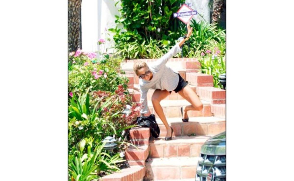 Nicole Richie tampoco se salvó. La celebrity tuvo tremenda caída al salir de su casa. Lo malo es que estaban todos los paparazzi viéndola caer.