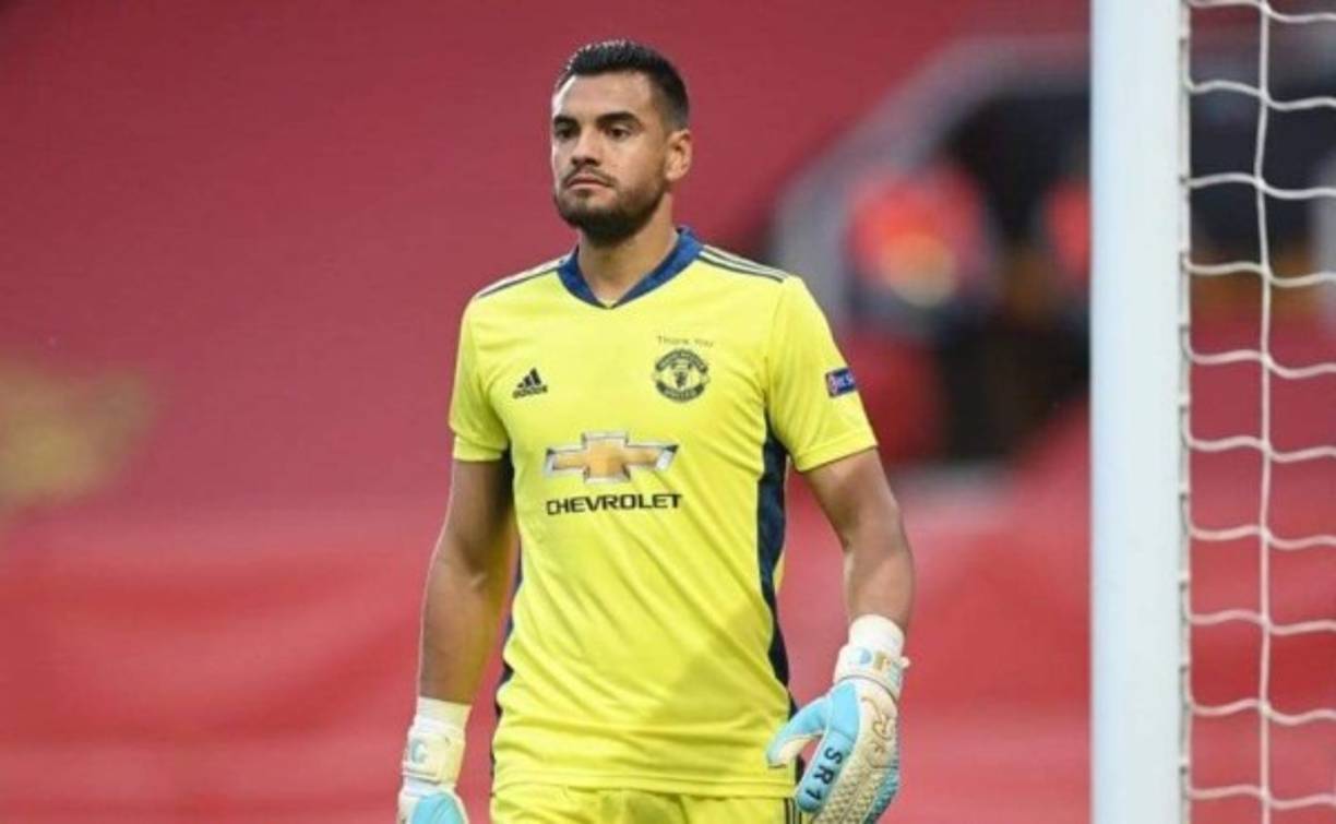 El portero argentino Sergio Romero, que está libre, habría llegado ya a un acuerdo para su llegada al Granada. El jugador no ha renovado con el Manchester United, era el tercer portero tras Dean Henderson y David de Gea y no contaba para el club. Para el conjunto nazarí la opción del sudamericano ganó enteros al descartarse a Álvaro Fernández esta semana. Romero es un portero con mucha experiencia en grandes partidos y con 34 años aportará mucho al Granada.