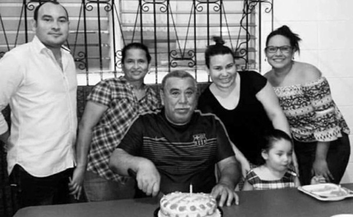 En esta imagen Dulce Maria Erazo también festeja con mucho amor a papá en compañía de sus demás hermanos.