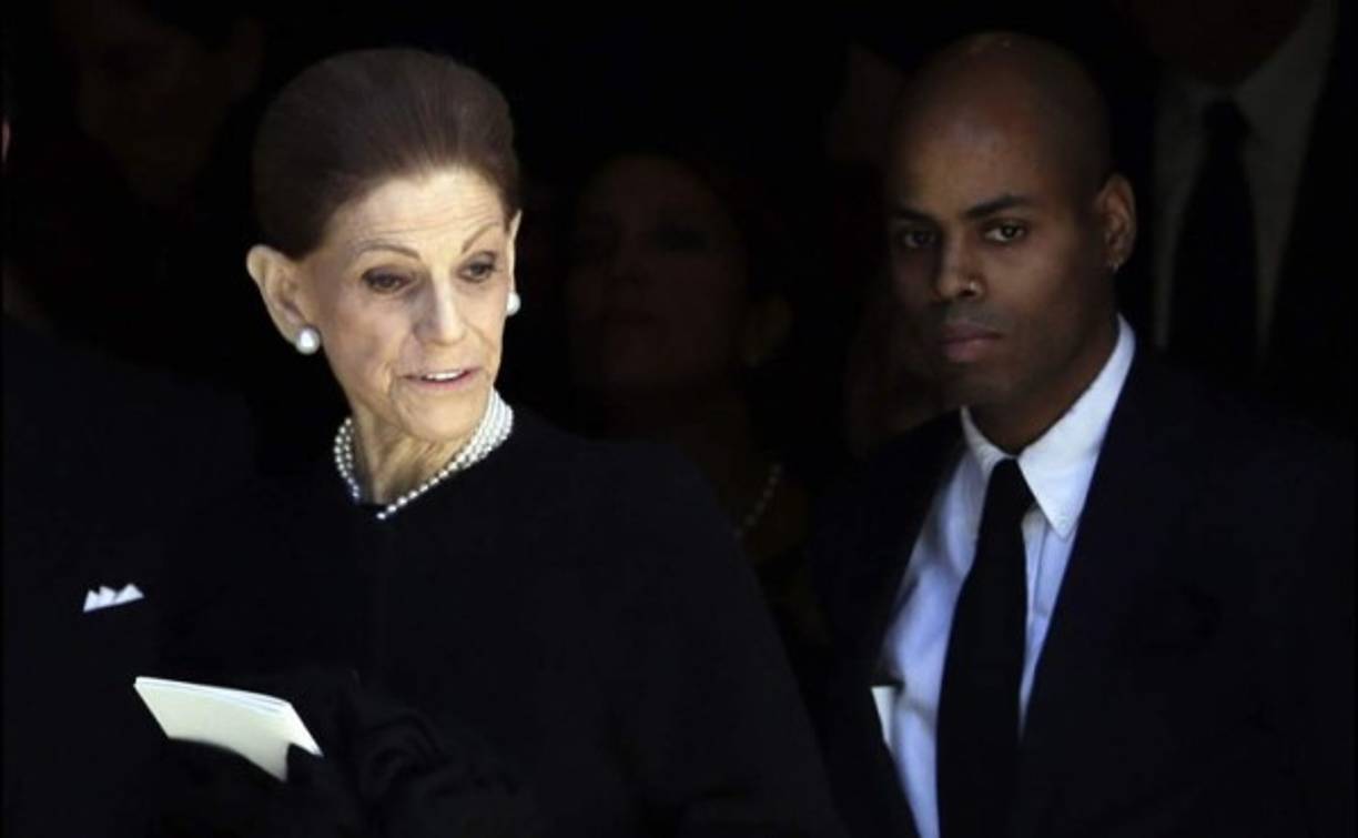 Annette de la Renta, viuda de Óscar de la Renta y su hijo Moisés (d) salen de la iglesia de San Ignacio de Loyola en Park Avenue en Nueva York, Estados Unidos.