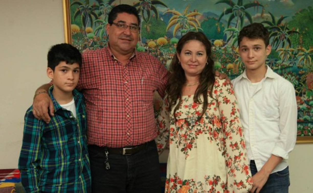 Giulio Ghiringhelli, Juan Manuel y Sonia Elizabeth Santos con Mario David Ghiringhelli.