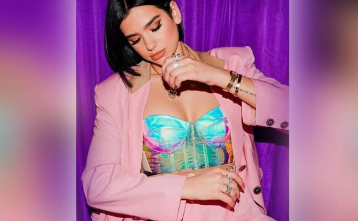La cantante británica Dua Lipa, sorprendió a todos sus fans en redes sociales, al mostrar su rostro sin una gota de maquillaje.