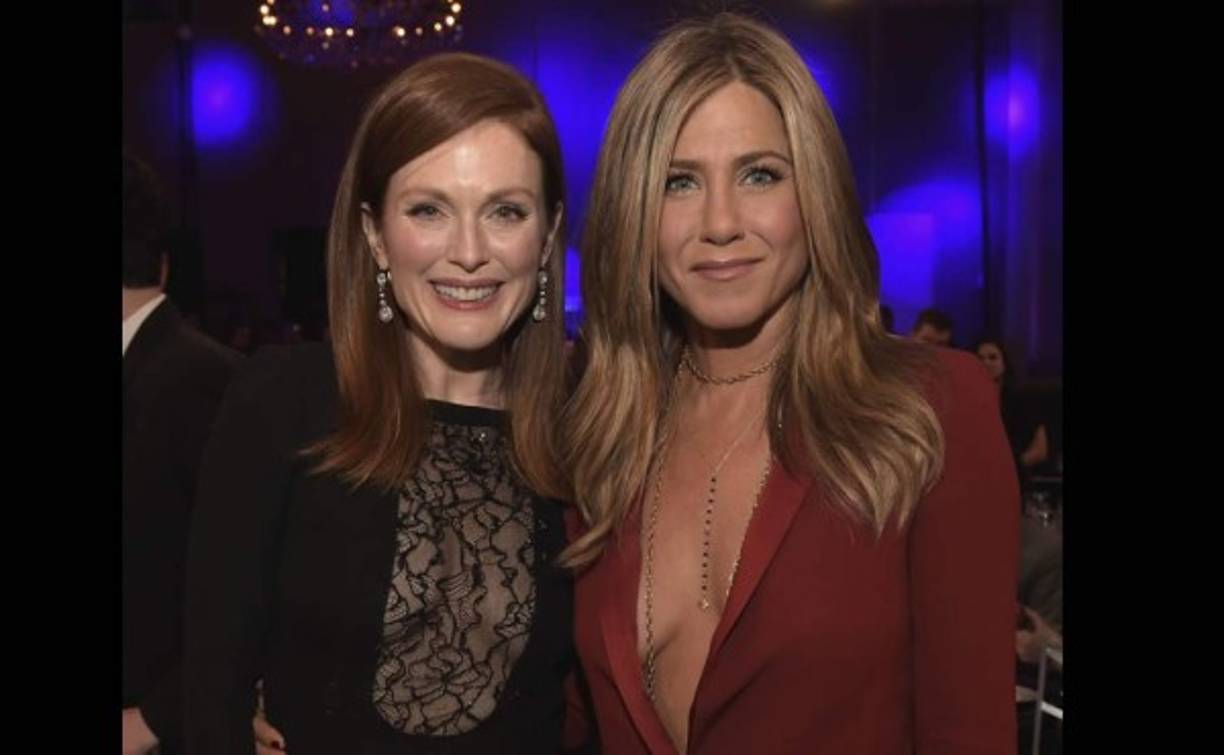 La ganadora Julianne Moore junto a Jennifer Aniston.