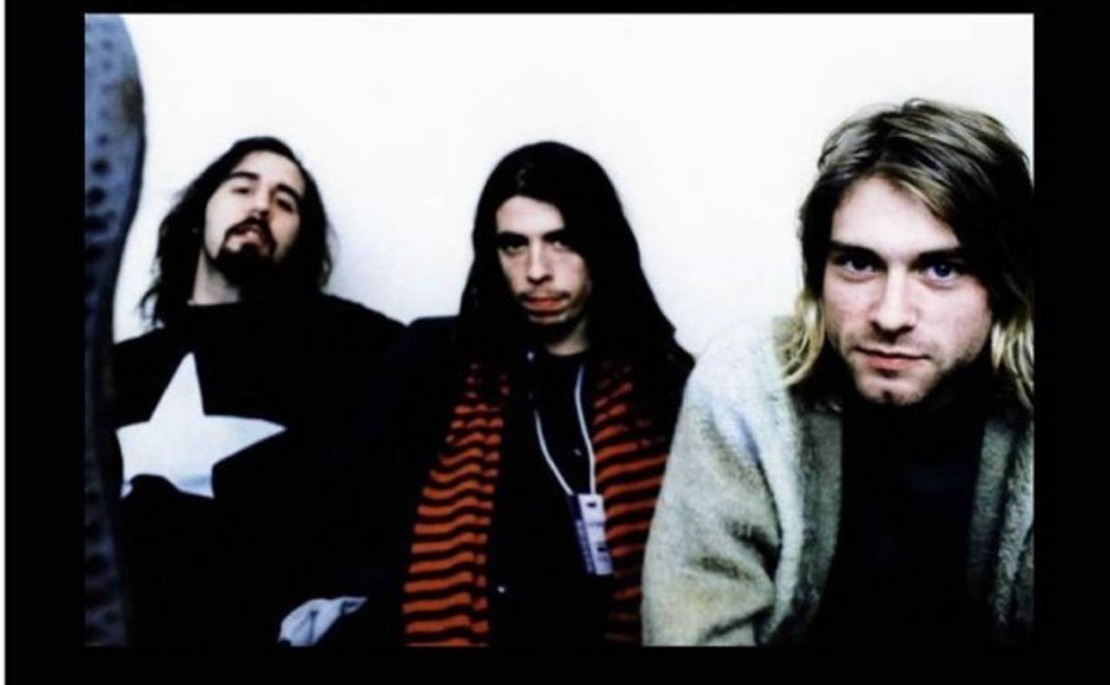 La posición del arma en el suelo sugiere que una persona que se suicida no dejaría un arma así, en la escopeta no hay huellas del cantante. La firma de la carta de suicidio no coincide con su caligrafía, además las últimas líneas de la carta no fueron redactadas por la misma persona.<br/>