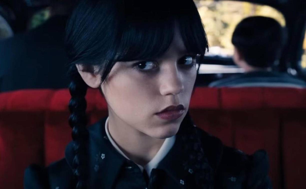 “Es muy simbólico hablar de una escuela para ‘excluidos’ por la simple razón de que en algún momento, todos hemos pasado por ahí. Si es por el físico, por forma de ser, por ideología, hay grupos en la escuela que nos han excluido y buscamos donde encajar”, apuntó Hunter Doohan, cuyo personaje se convertirá en aliado y pretendiente de Merlina. “