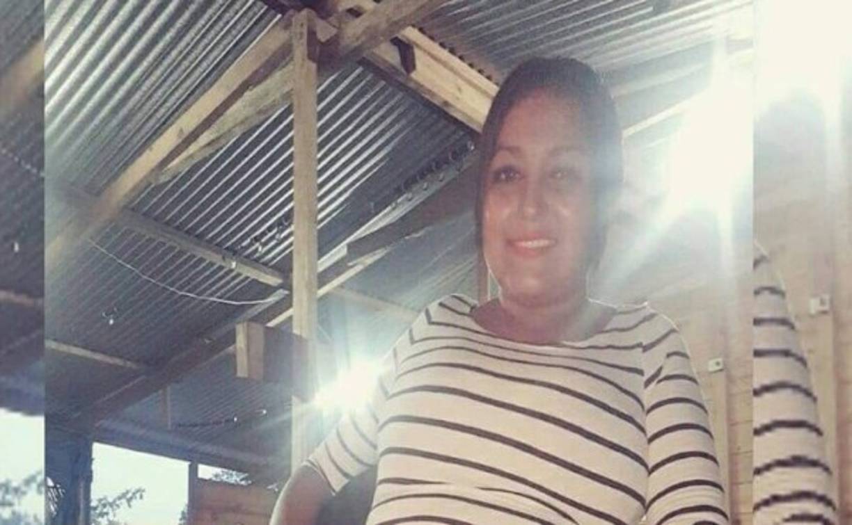 Una de las hermanas quedó tirada en el suelo y la otra cerca de un sillón. Los tres tenían heridas en diferentes partes del cuerpo.