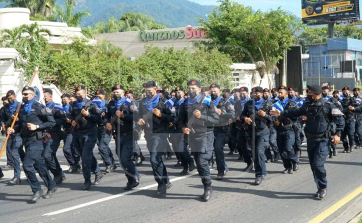 Varios ciudadanos salieron de sus casas para apreciar los atípicos desfiles de este año.