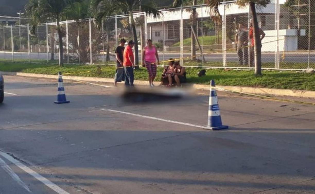 Un motociclista falleció en un accidente de tránsito en el bulevar del norte de Choloma, Cortés, norte de Honduras.El hecho ocurrió el 27 de enero.<br/><br/>La víctima fue identificada como Franklin David López Medina (22), residente en la colonia Las Torres del municipio de Choloma. Medina se conducía hacia su trabajo cuando tuvo el percance con un vehículo que no fue identificado.