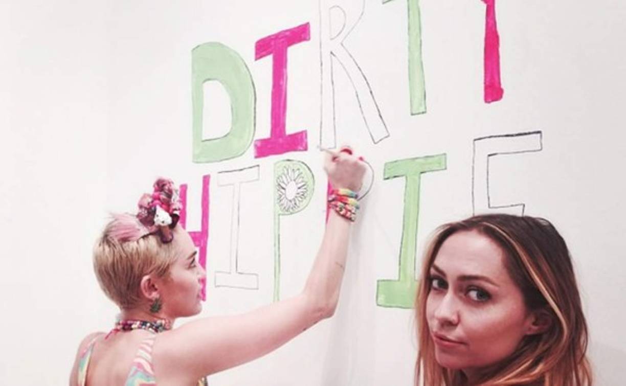 Cuando tienes una hermana pequeña que se ha convertido en una diva de la música a nivel internacional, lo tienes difícil para no quedar a su sombra.