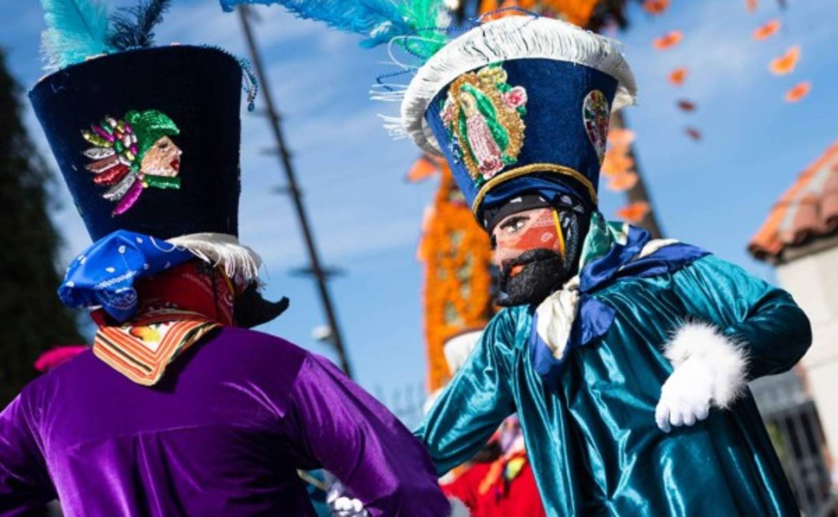 Este sábado, un megadesfile dedicado al Día de Muertos con énfasis en las raíces indígenas de la tradición transitó por la céntrica y turística avenida de Paseo de la Reforma.