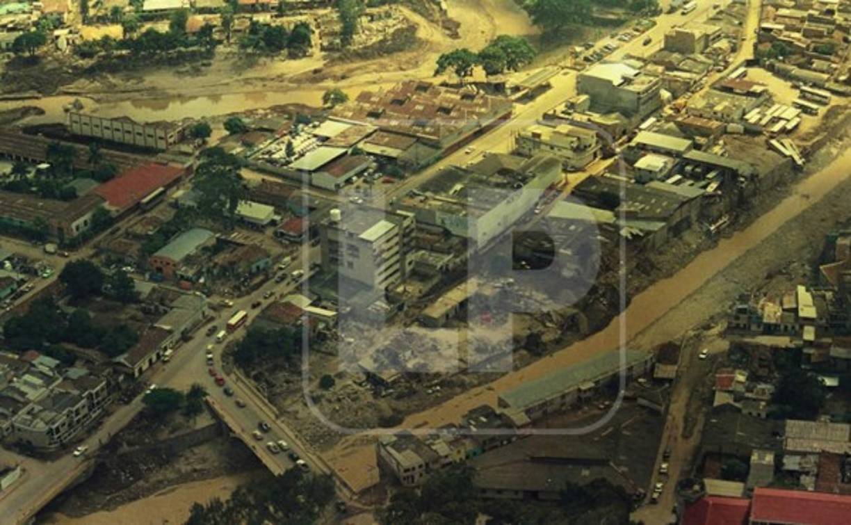 El huracán Mitch dejó a su paso terribles escena de dolor y luto en las familias hondureñas.