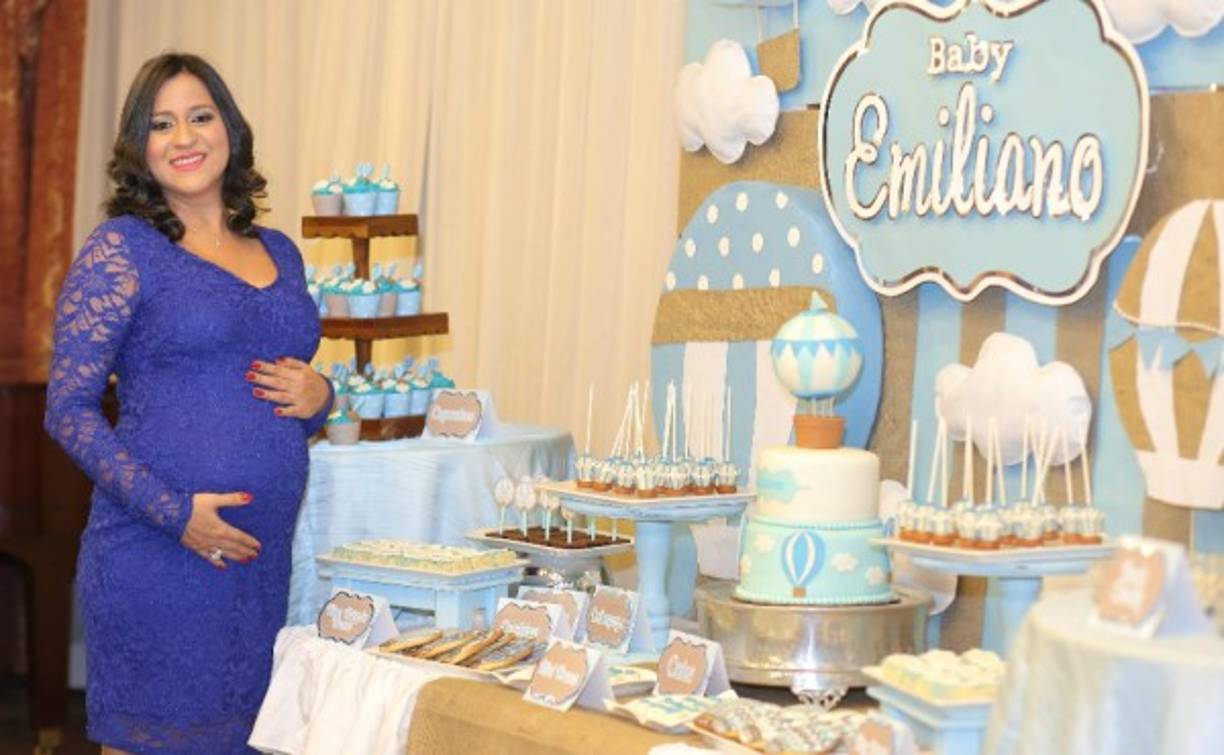 Amanda Patricia Gaído Moreno espera su primer bebé y por eso recibió su primera tarde maternal donde imperó una impresionante mesa de dulcería con detalles fabulosos.