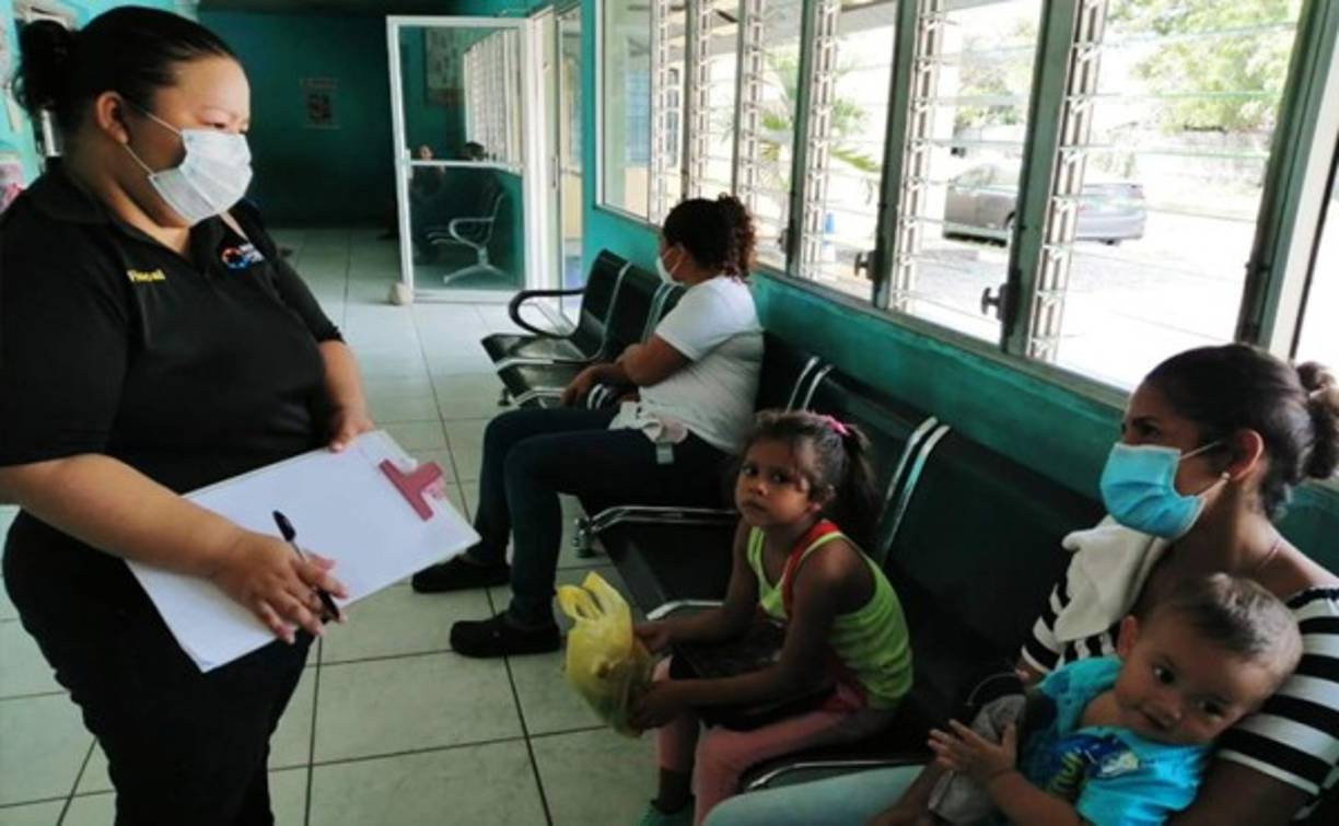 Inspecciones dentro de un centro de salud de Nacaome, Valle.