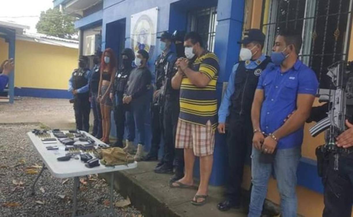 Aquí los cuatro detenidos en el allanamiento mientras son presentados por las autoridades de La Ceiba.