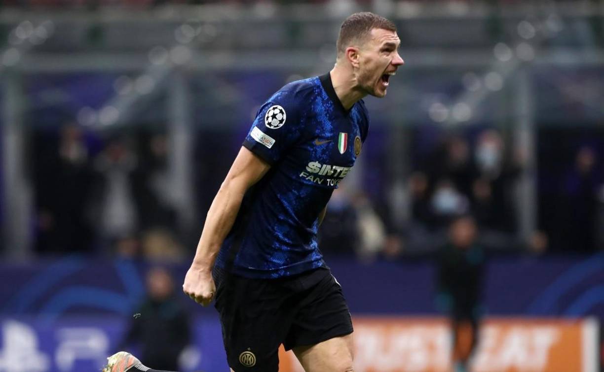 En España y en Italia informan que Edin Dzeko (36 años) interesa al Real Madrid para que sea el suplente de Karim Benzema la próxima temporada. De garantías, con olfato goleador, barato y con unas circunstancias que le harían aceptar el rol que tiene reservado el club para él: suplente del francés.