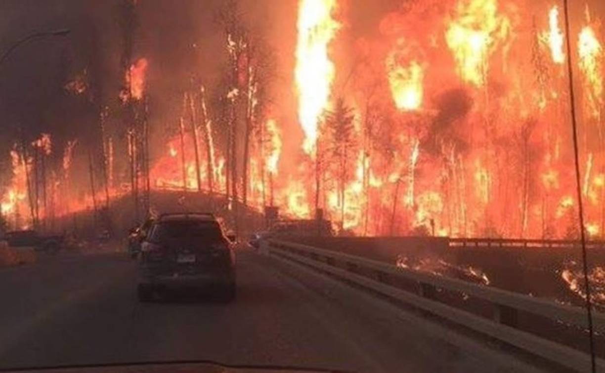 Las autoridades canadienses reconocieron hoy que no pueden controlar el incendio que ha obligado a evacuar alrededor de 90.000 personas en el noroeste de Canadá y que ya ha consumido 85.000 hectáreas de bosque desde la noche del domingo.