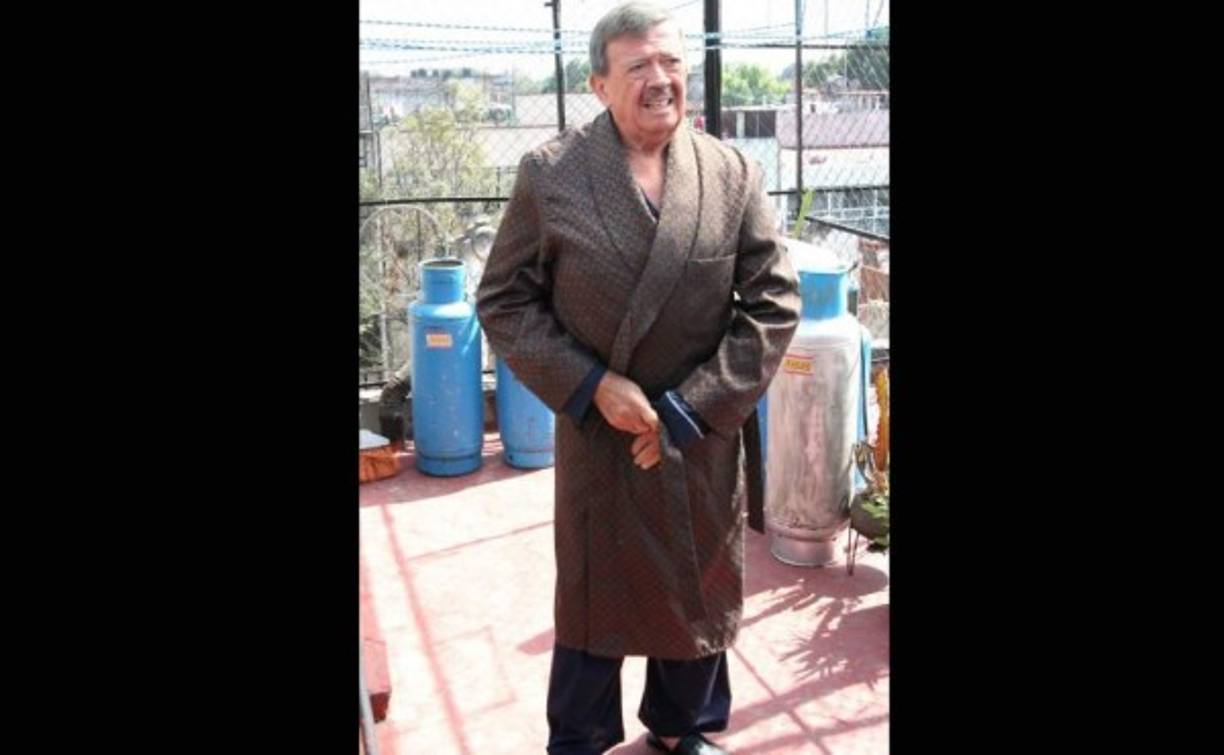 Una de las contadas veces que lo hemos visto con otro personaje: durante el programa de 2009 'Los Simuladores', de Arath de la Torre, interpretó a un profesor de física.