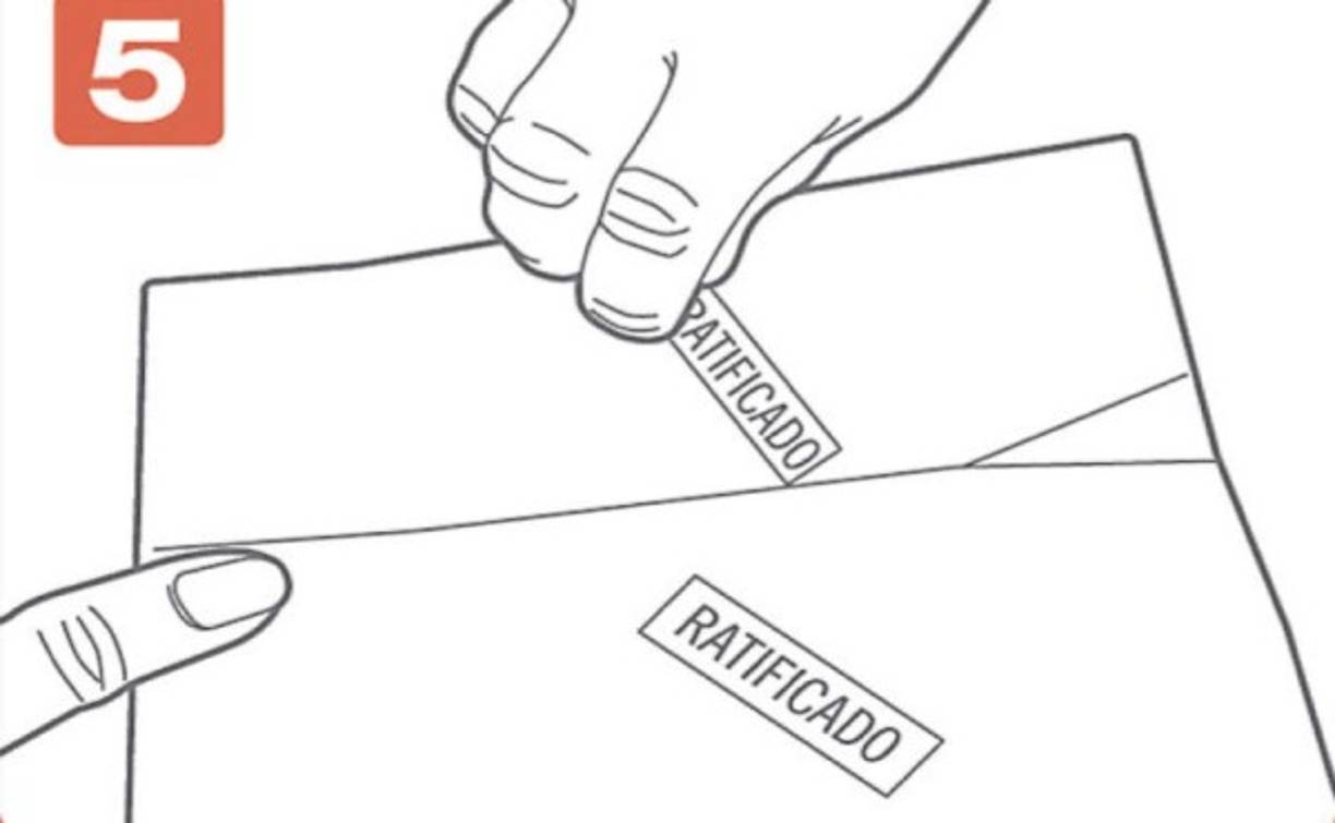Los miembros de la mesa estamparán en el reverso de cada papeleta la leyenda: ratificado.