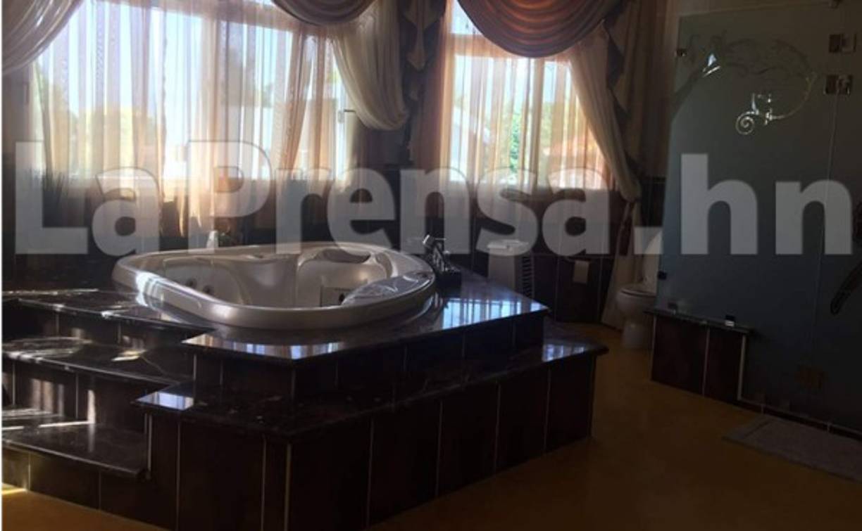 Hasta hidromasajes hay en la residencia allanada esta mañana.