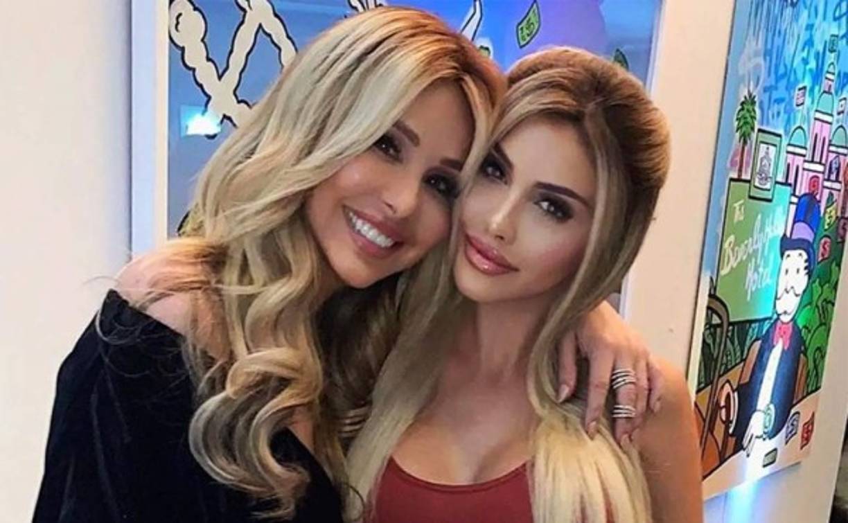 Cualquiera pensaría que esta es una imagen de Myrka Dellanos al lado de su hermana, pero en realidad se trata de su hermosa hija Alexa Dellanos.