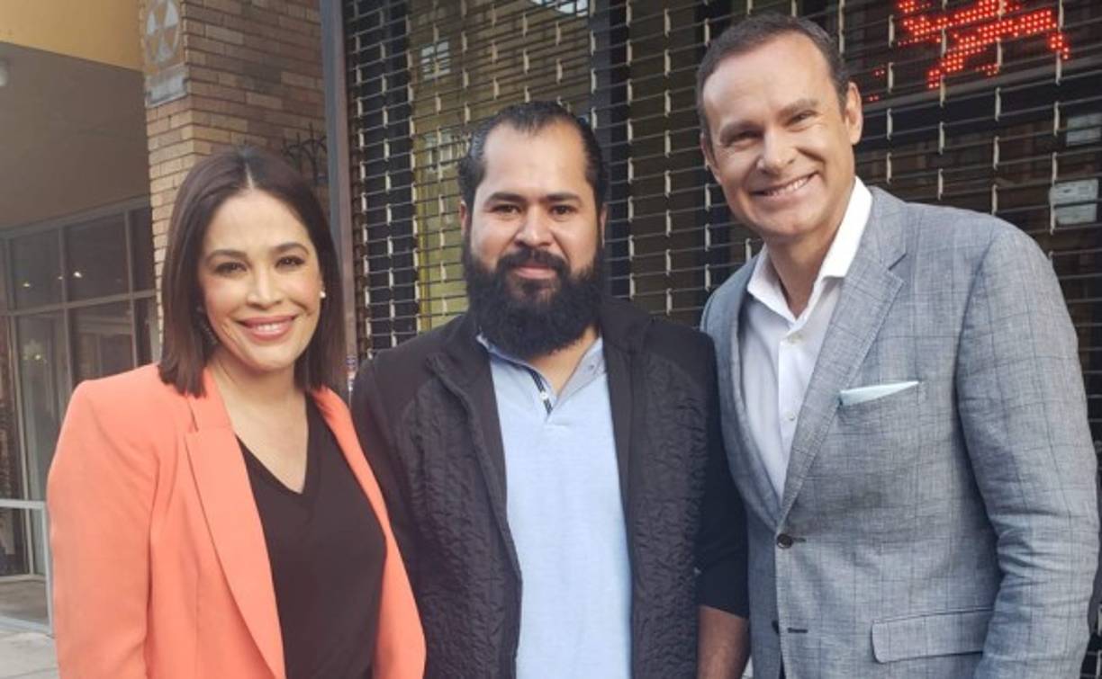 Luego de su heróica acción, Torres ha sido invitado a diversos programas de televisión a contar su historia. Aquí posa con Karla y Alan Tacher de Univisión.