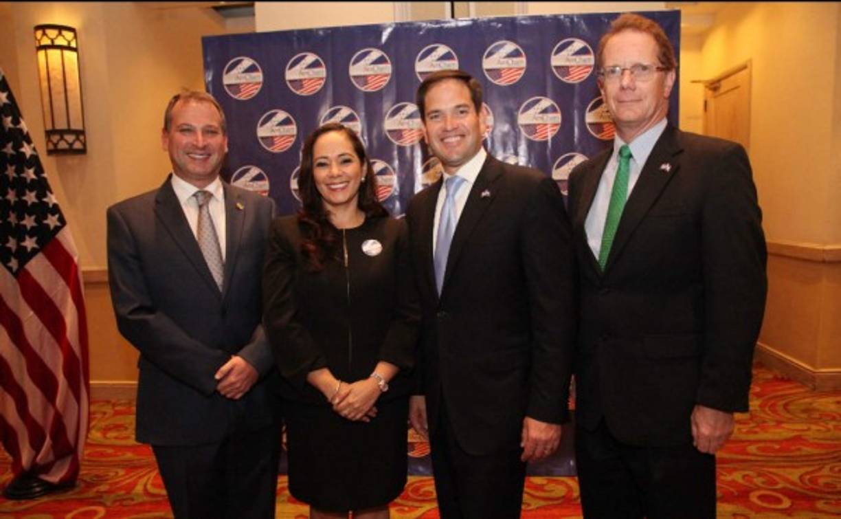Luis Larach, Mey Hung, Marco Rubio y el embajador James Nealon.