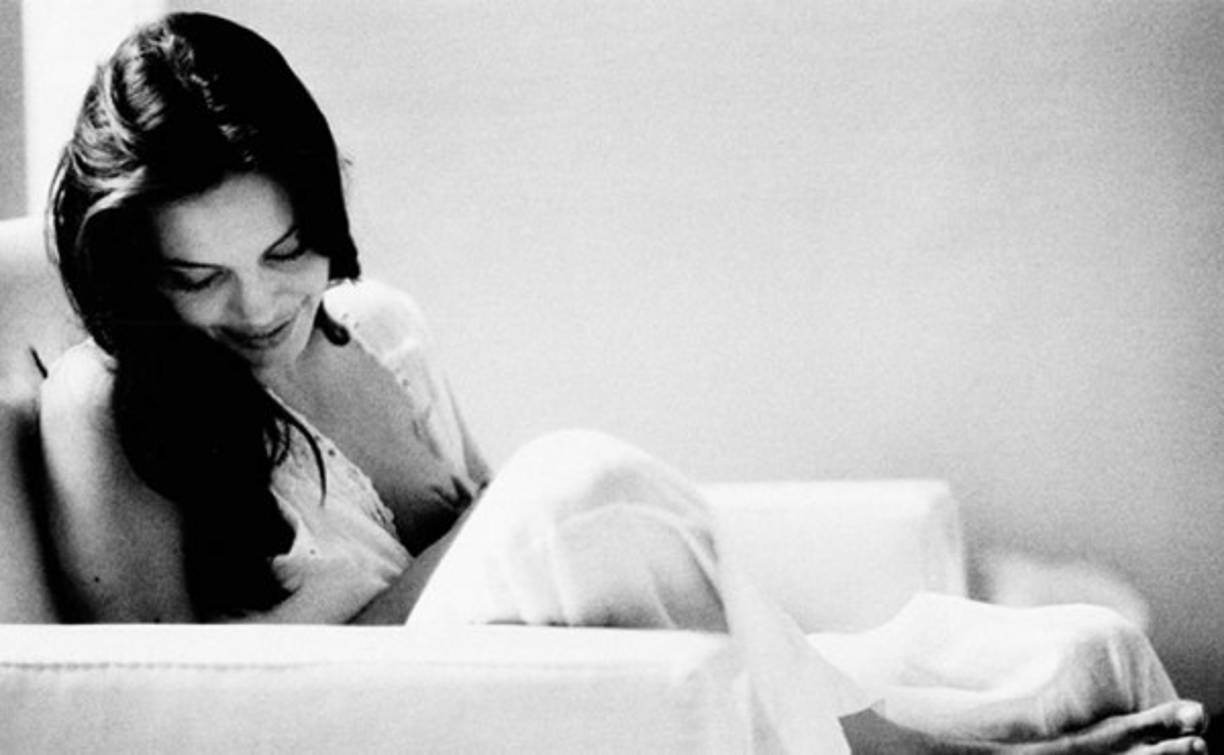 Angelina dándole pecho a su primera hija biológica Shiloh.