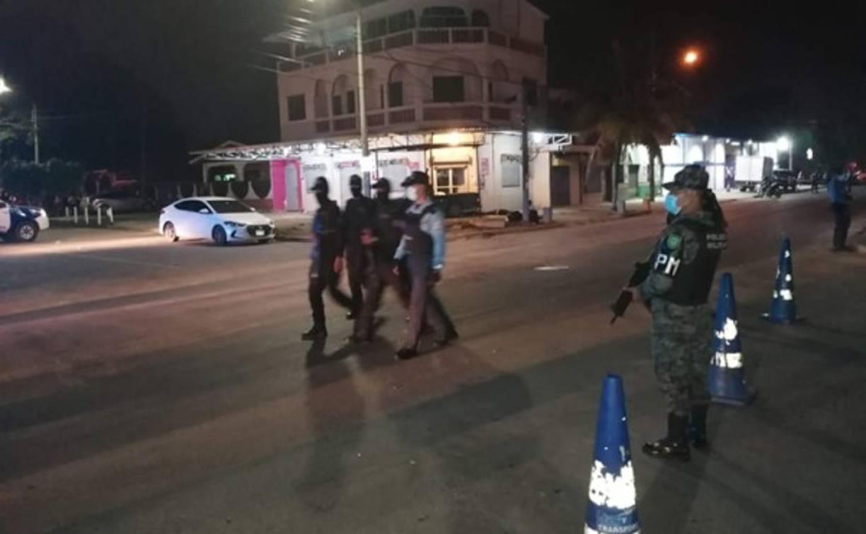 Los cuerpos quedaron tirados en una acera. En la escena había varios casquillos, y según los agentes policiales, a las víctimas les dispararon a corta distancia.