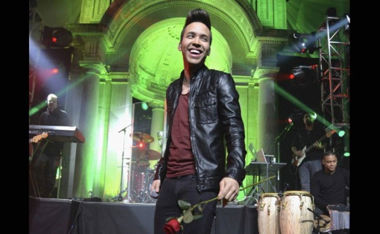 9- La primera vez que Prince se subió a un escenario fue en la escuela primaria para interpretar un villancico.