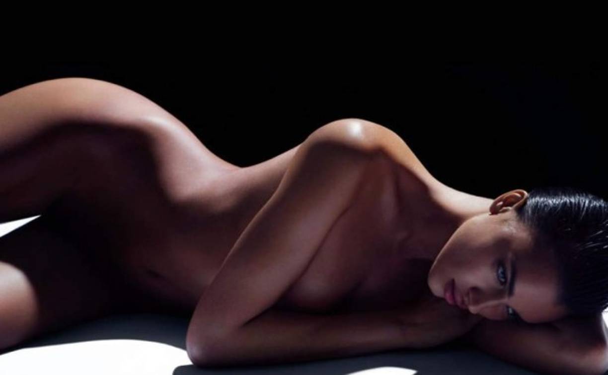 En la foto que publicó en su cuenta de Instagram, la exitosa top model aparece sin ropa, tumbada en el suelo y con la cabeza apoyada sobre su brazo. La combinación de luces y sombras ocultan las partes íntimas.